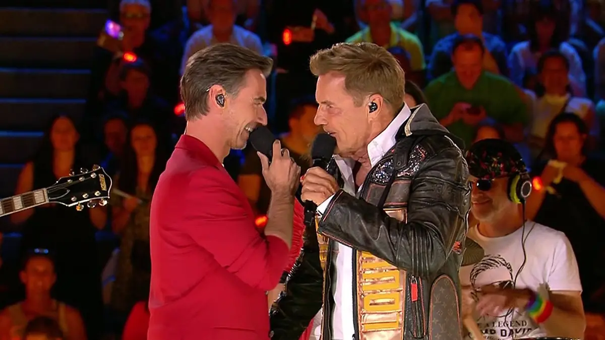 Florian Silbereisen und Dieter Bohlen stehen gemeinsam auf der Bühne beim „Schlagerboom 2025”