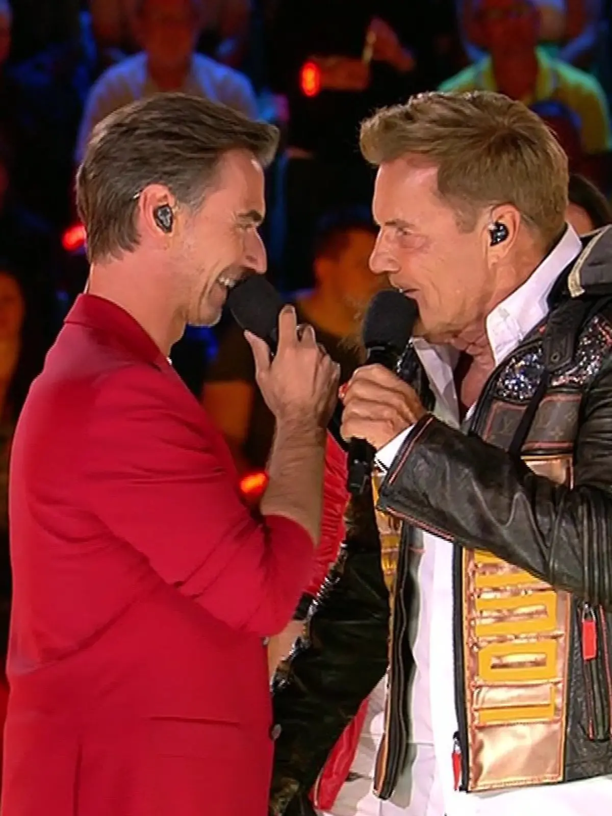 Florian Silbereisen und Dieter Bohlen stehen gemeinsam auf der Bühne beim „Schlagerboom 2025”