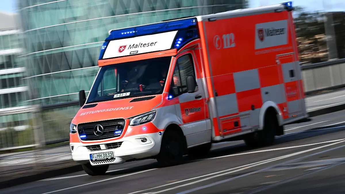 Rettungskräfte bringen das schwer verletzte Kind in eine Klinik. (Symbolbild)