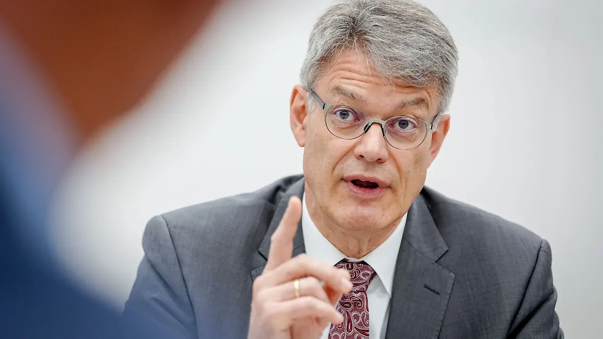 Der neue Verkehrsminister ist mit der Leistung der Deutschen Bahn unzufrieden.