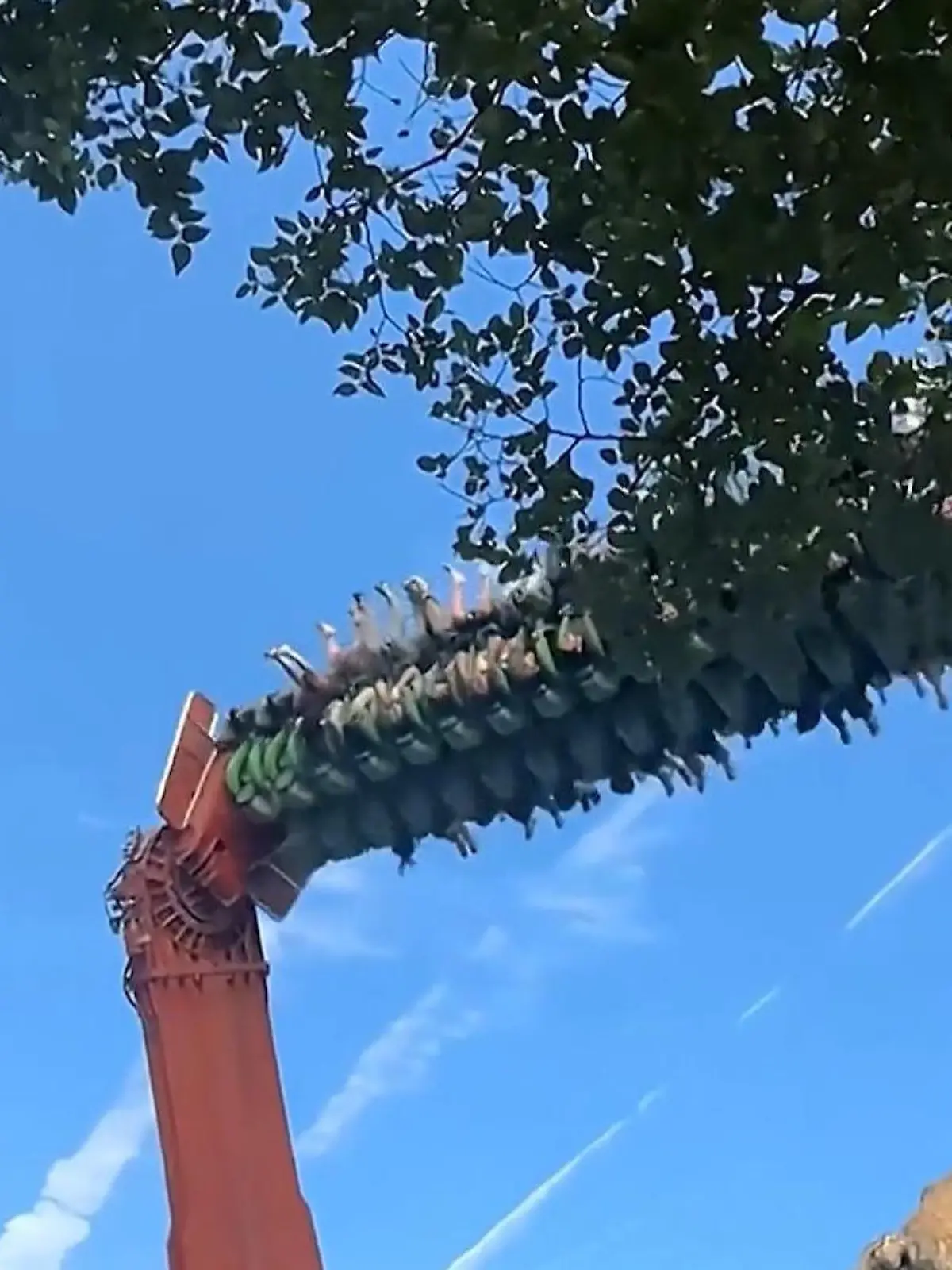 Plötzlich sind die Haare weg! Karussellfahrt endet oben ohne
