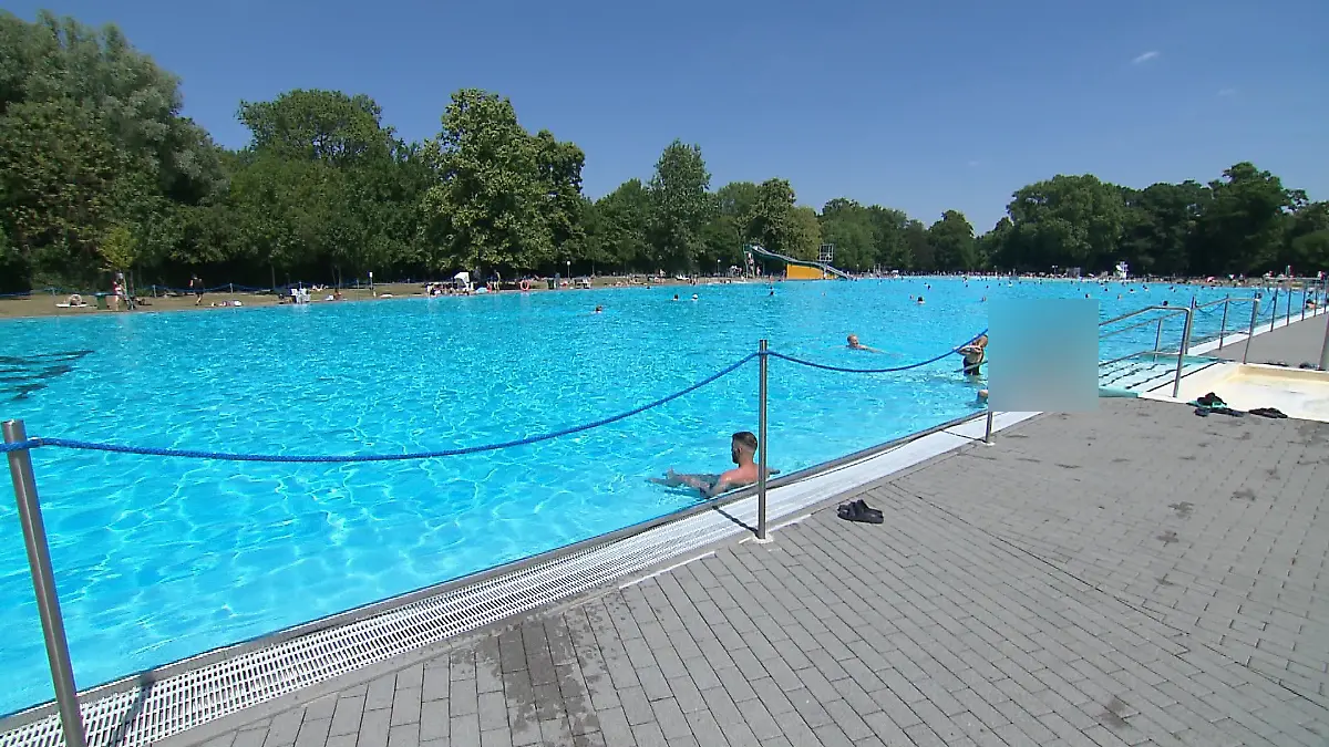 Das Brentanobad im Frankfurter Stadtteil Rödelheim ist das größte Freibad der hessischen Stadt. Das Foto zeigt einen der Pools