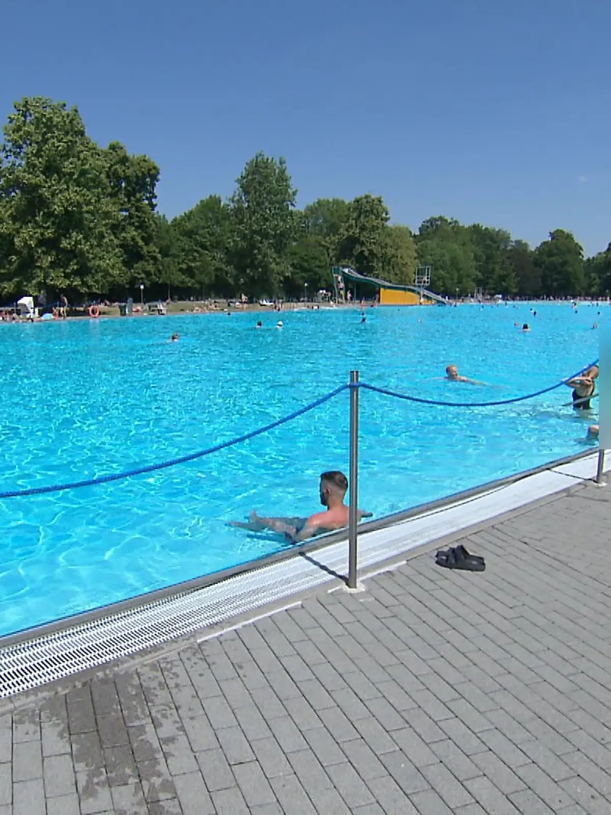 Das Brentanobad im Frankfurter Stadtteil Rödelheim ist das größte Freibad der hessischen Stadt. Das Foto zeigt einen der Pools