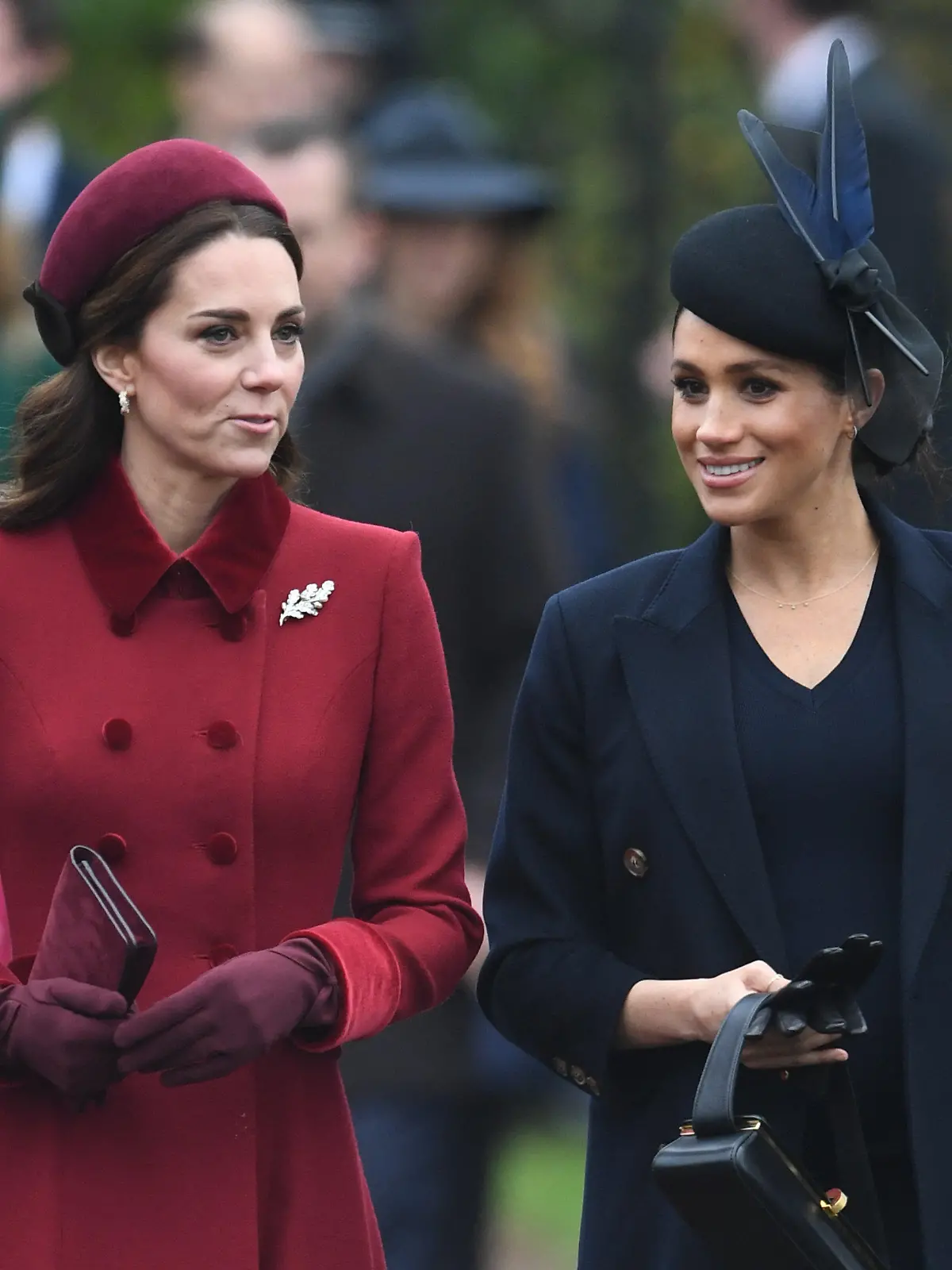 dpatopbilder - 25.12.2018, Großbritannien, Sandringham: L-r: Kate, Herzogin von Cambridge, und Meghan, Herzogin von Sussex, kommen an, um am Weihnachtsmorgen am Gottesdienst in der St. Mary Magdalene Church in Sandringham, Norfolk, teilzunehmen. Foto: Joe Giddens/PA Wire/dpa +++ dpa-Bildfunk +++
