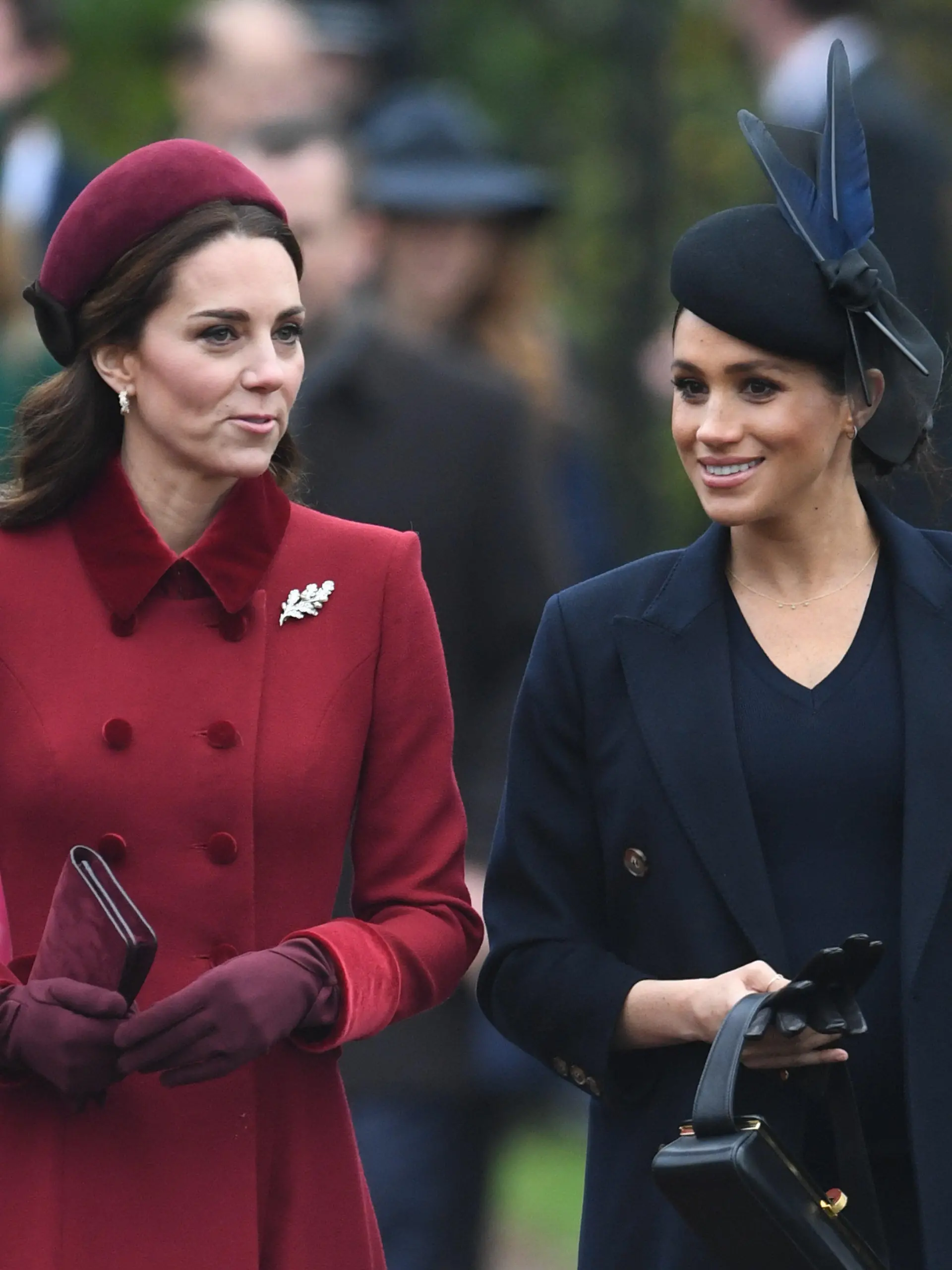 dpatopbilder - 25.12.2018, Großbritannien, Sandringham: L-r: Kate, Herzogin von Cambridge, und Meghan, Herzogin von Sussex, kommen an, um am Weihnachtsmorgen am Gottesdienst in der St. Mary Magdalene Church in Sandringham, Norfolk, teilzunehmen. Foto: Joe Giddens/PA Wire/dpa +++ dpa-Bildfunk +++