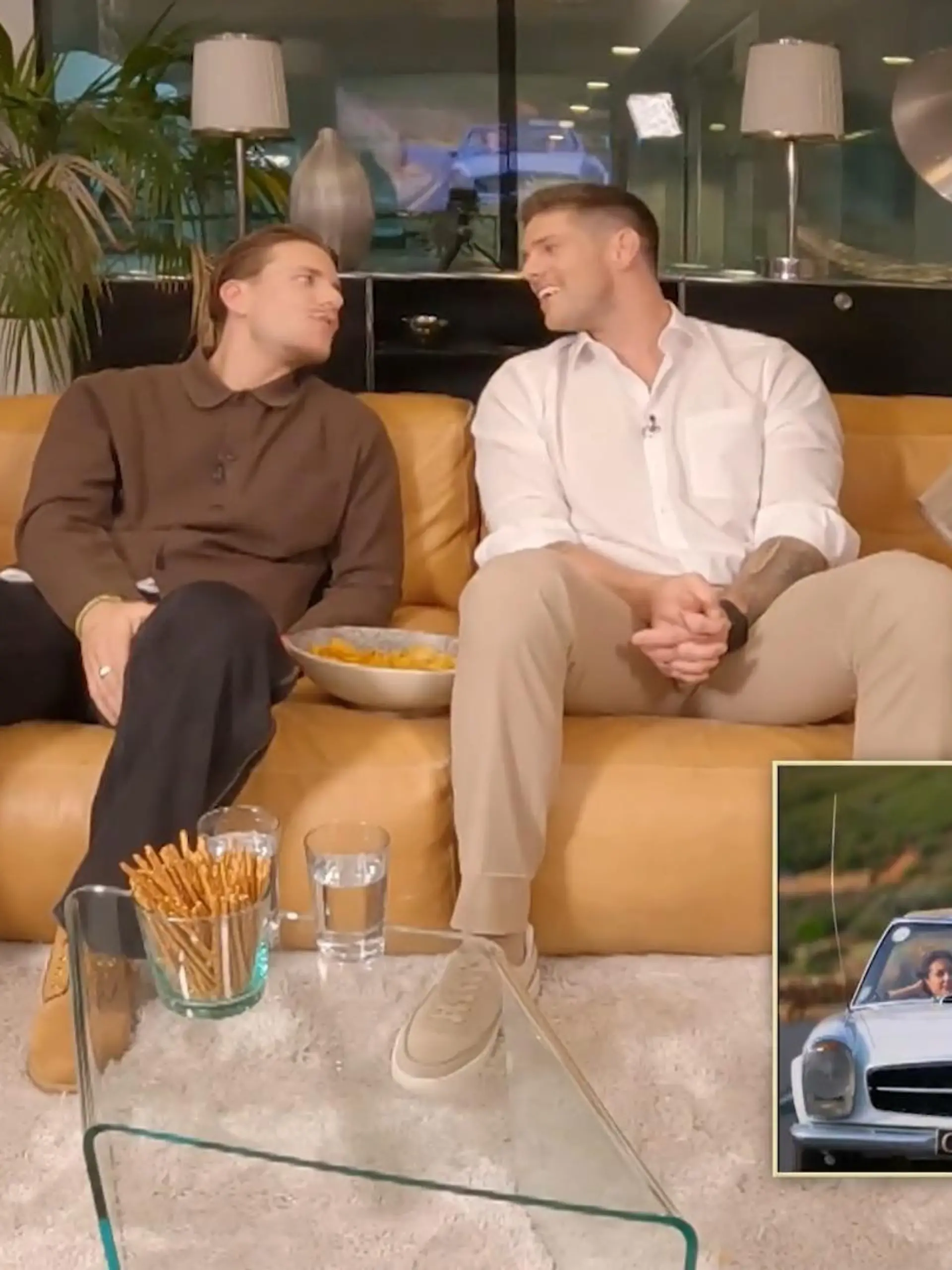 Bild zu: "Hier schauen Felix Stein und Martin Braun ihre eigene „Bachelors”-Folge"