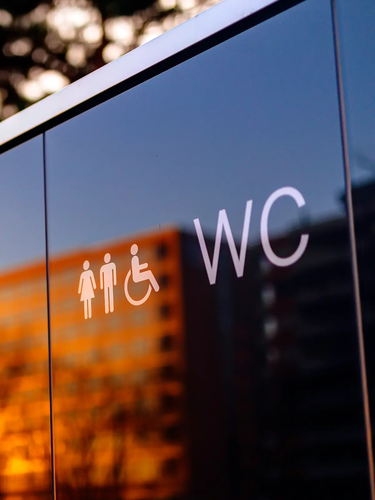 Eine öffentliche Toilette in der Kölner Innenstadt hat einen eigenen Wachdienst.