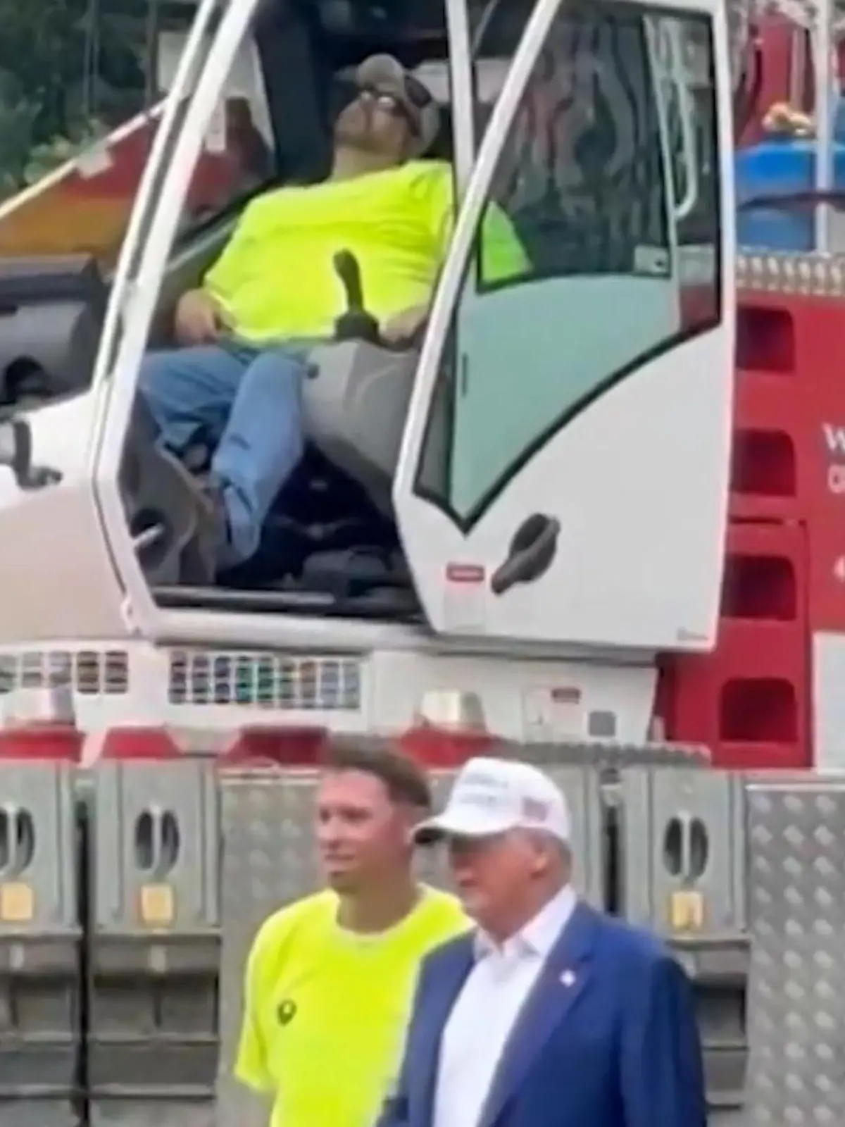 Klares Statement?! Kranfahrer pennt seelenruhig vor Trump