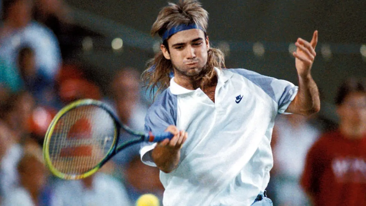 ARCHIV - 01.07.1989, Bayern, München: Andre Agassi aus den USA in Aktion beim Davis-Cup-Halbfinale gegen Deutschland in München (undatiertes Archivfoto vom Juli 1989). (zu dpa: «Andre Agassi feiert am 29. April seinen 50. Geburtstag») Foto: dpa +++ dpa-Bildfunk +++