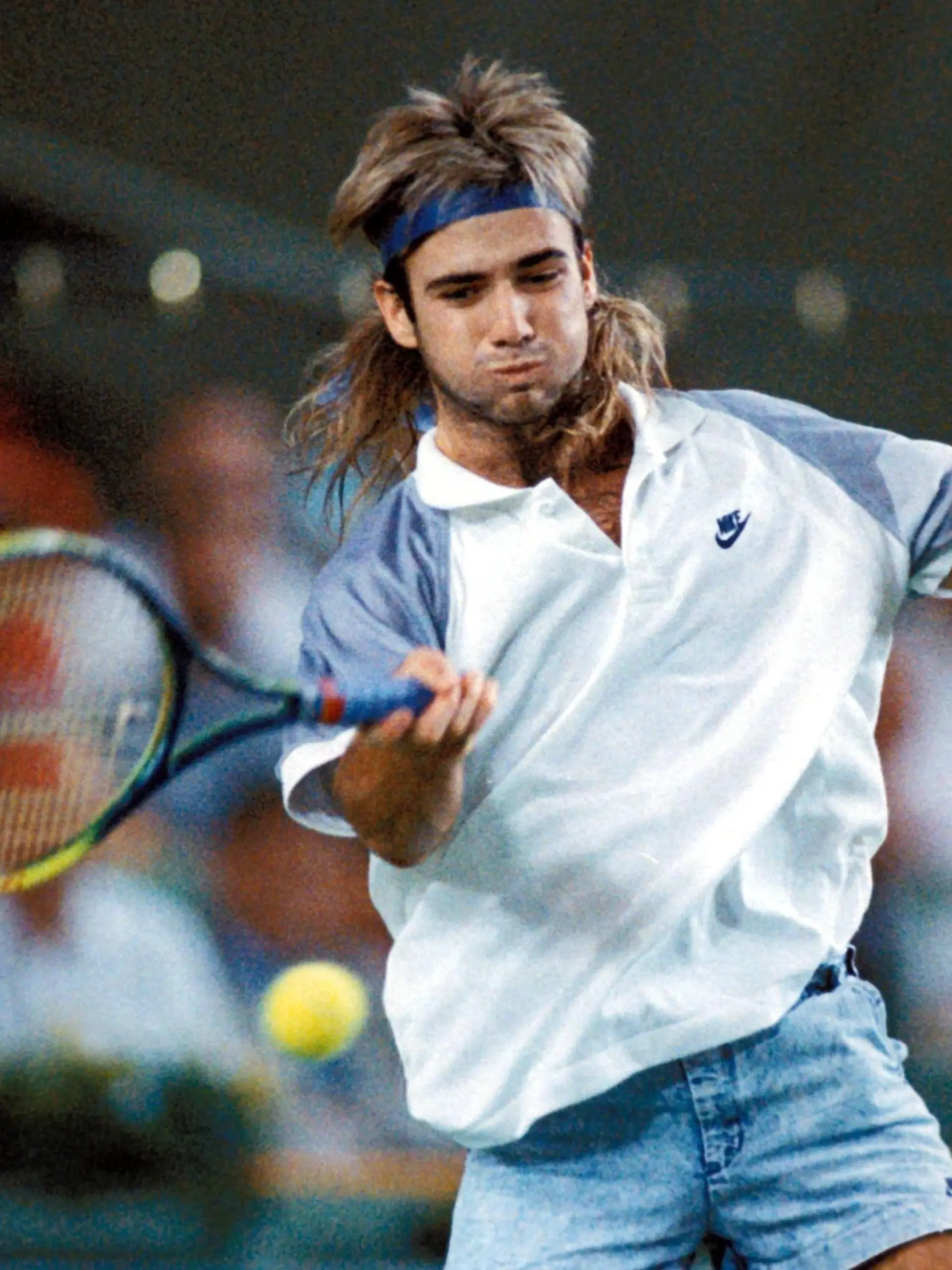 ARCHIV - 01.07.1989, Bayern, München: Andre Agassi aus den USA in Aktion beim Davis-Cup-Halbfinale gegen Deutschland in München (undatiertes Archivfoto vom Juli 1989).  (zu dpa: «Andre Agassi feiert am 29. April seinen 50. Geburtstag») Foto: dpa +++ dpa-Bildfunk +++