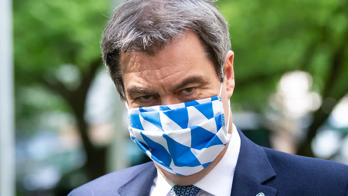 28.04.2020, Bayern, München: Markus Söder (CSU), Ministerpräsident von Bayern, kommt nach einer Sitzung des bayerischen Kabinetts mit Mundschutz zu einer Pressekonferenz. Schwerpunkt der Sitzung war die Corona-Krise. Foto: Sven Hoppe/dpa +++ dpa-Bildfunk +++