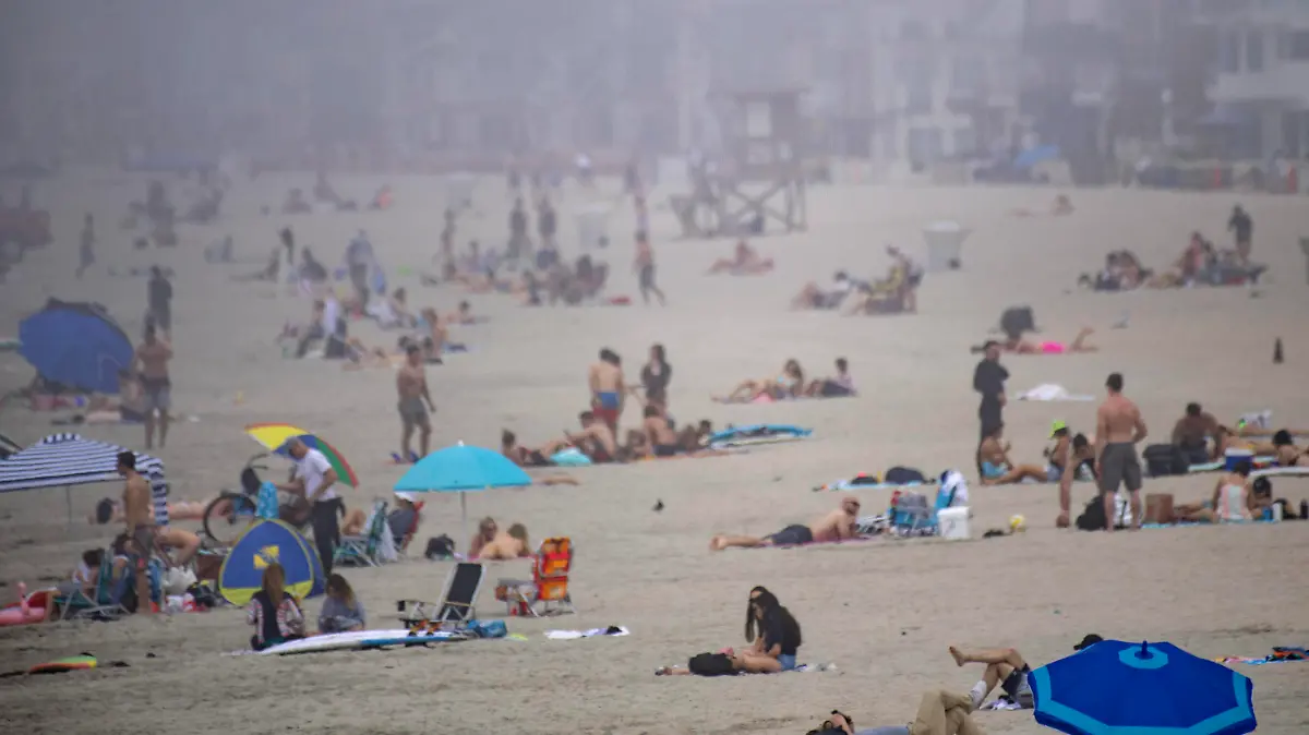  April 25, 2020, Newport Beach, California, USA: People flock to Newport Beach for a break from the heat on Saturday, April 25, 2020. Newport Beach USA - ZUMAo44 20200425zano44019 Copyright: xMindyxSchauerx