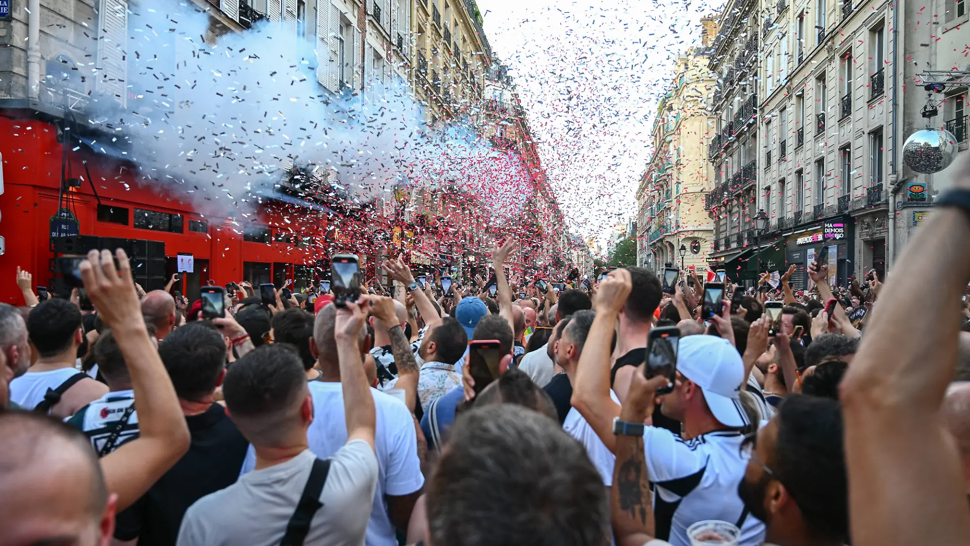 Die Fête de la Musique ist eine große Open-Air-Party, die jedes Jahr zum Sommeranfang stattfindet.