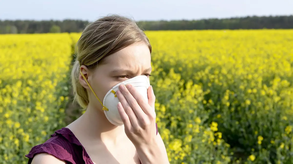 Frau mit Mundschutz young woman with protective mask MODEL RELEASED *** Woman with mouth guard young woman with protective mask MODEL RELEASED