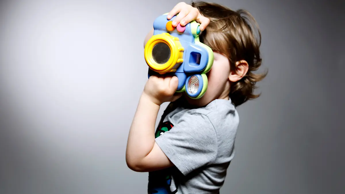 Kind beim Fotografieren