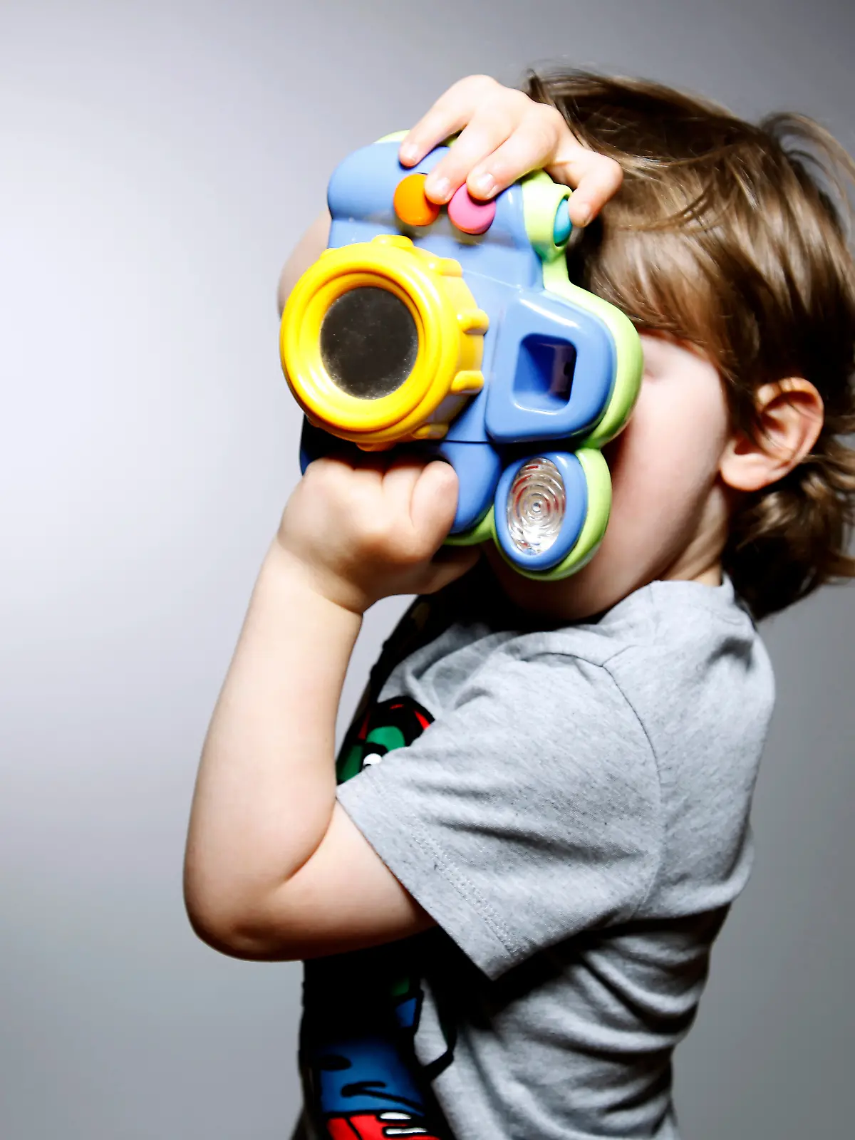 Kind beim Fotografieren 