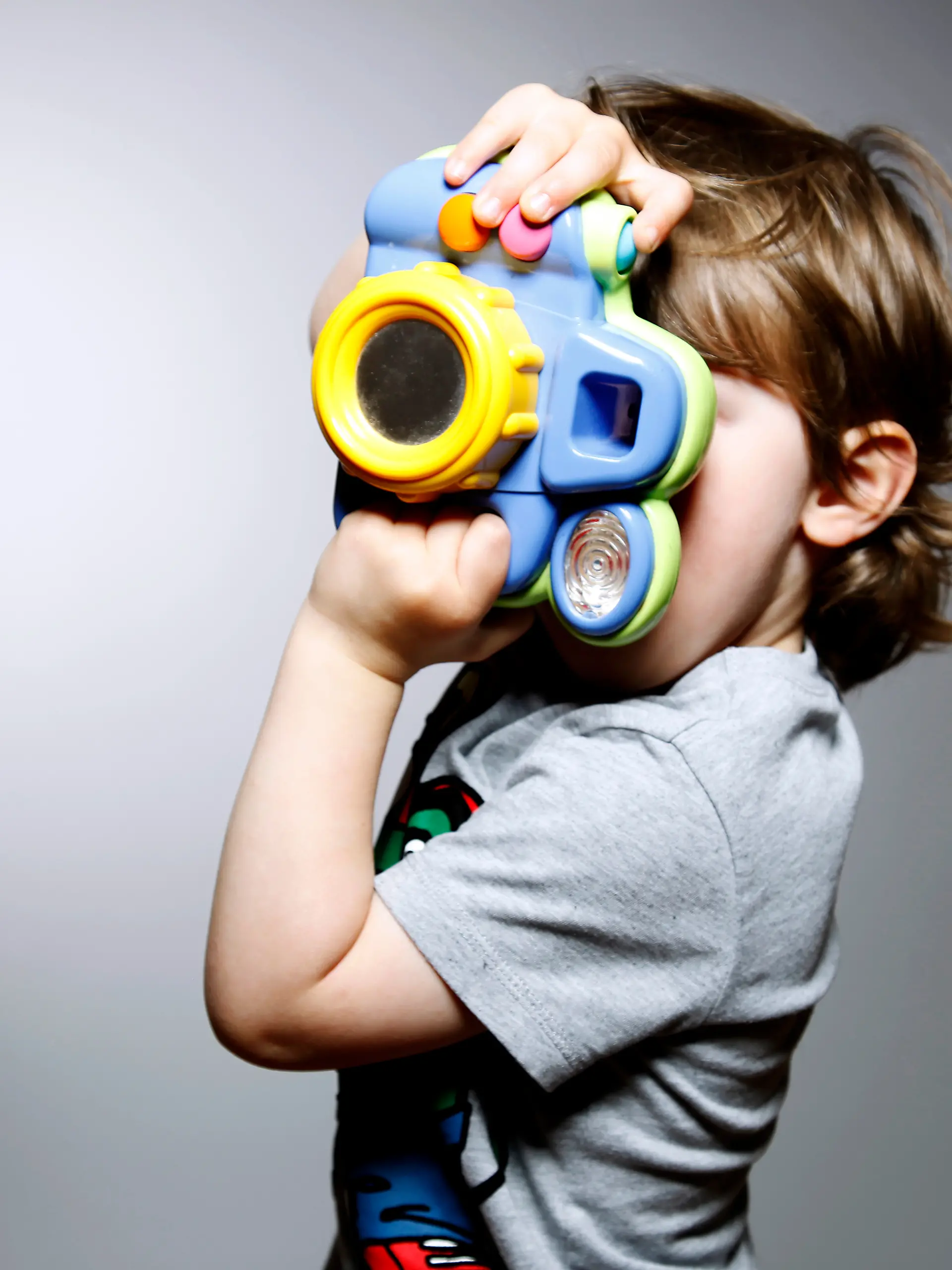 Kind beim Fotografieren 