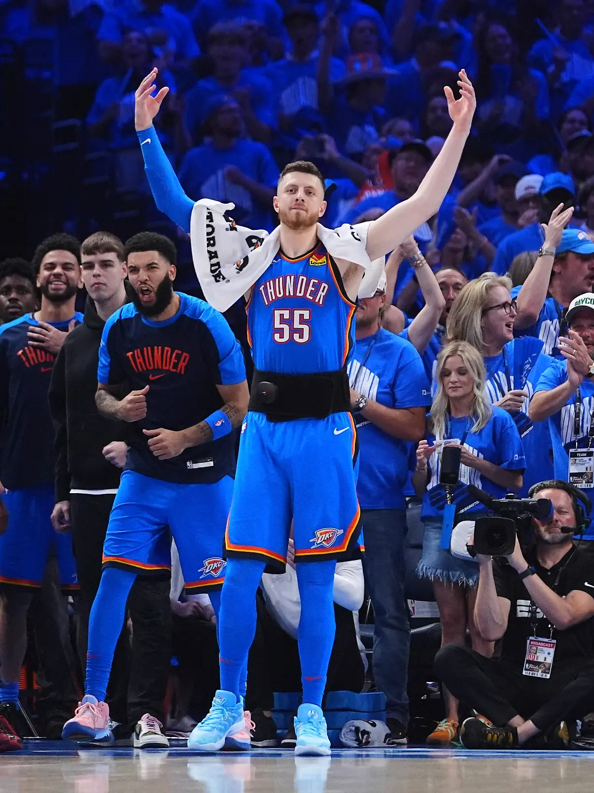 Isaiah Hartenstein jubelt an der Seitenlinie.