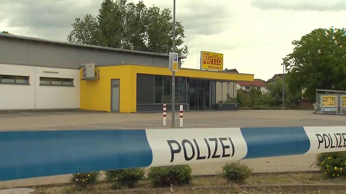 Mordversuch! Mann will Polizistinnen auf Parkplatz überfahren Verkehrskontrolle in Niedersachsen eskaliert