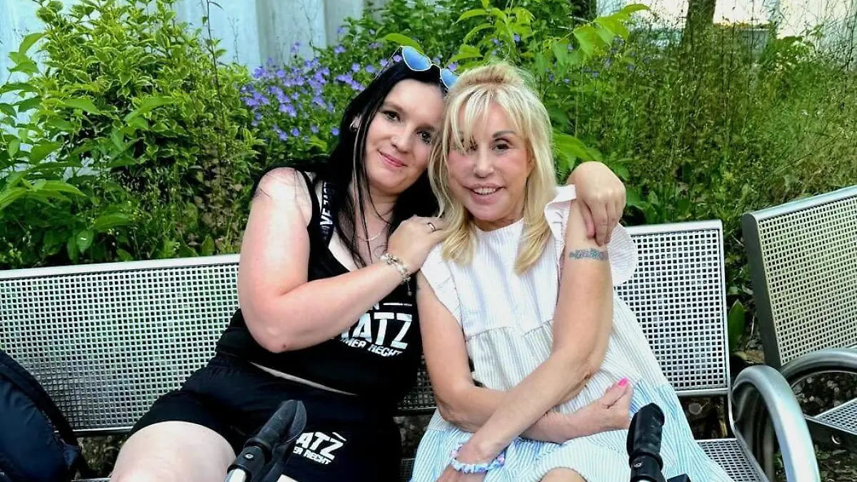 Maria Weller mit Freundin Steffi, die sie bei der Reha unterstützt.