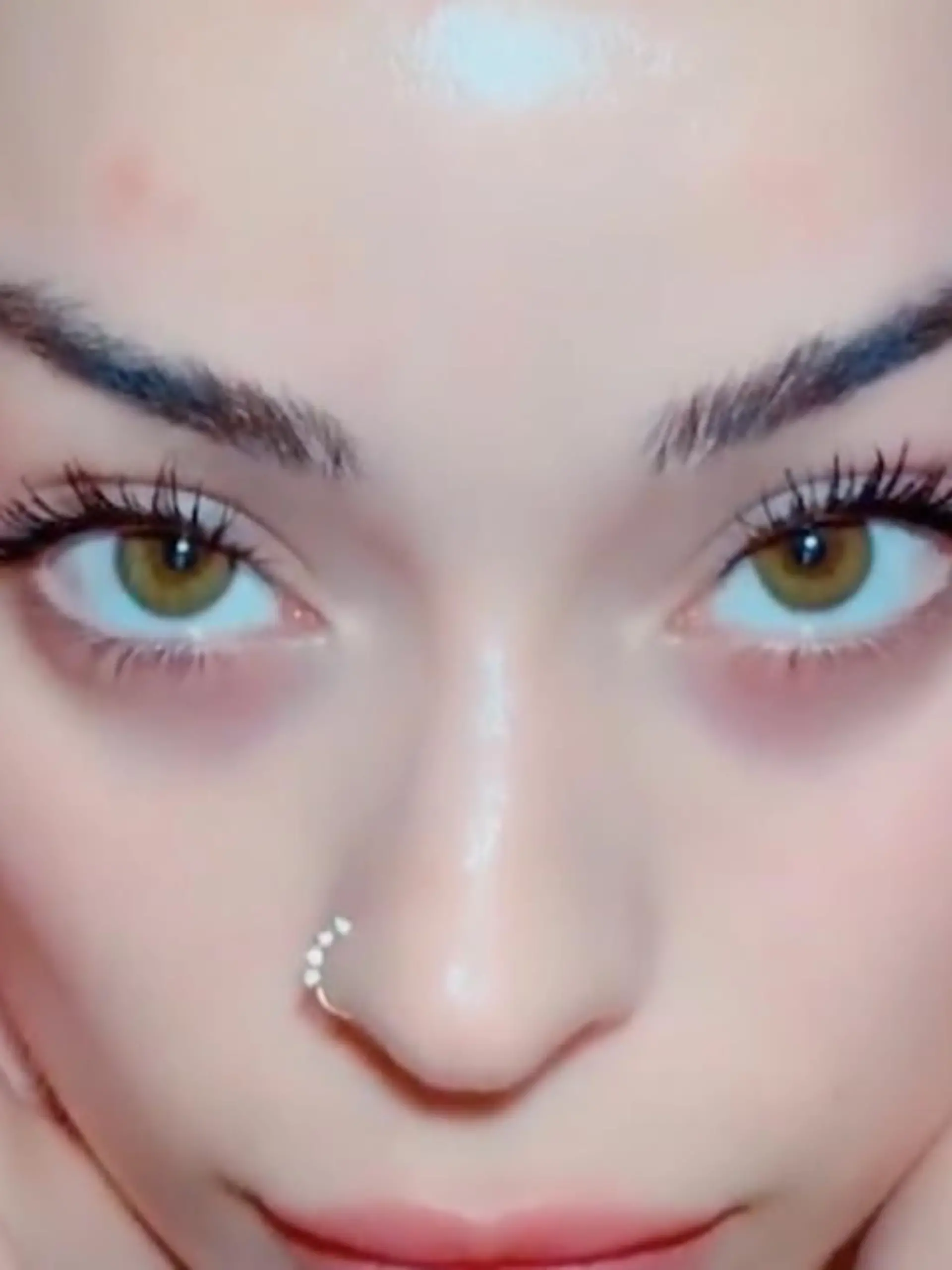 Auf TikTok teilt Userin mirandaalynn einen heiklen Beauty-Trend. Schön geschwungene Wimpern durchs Föhnen. Wir haben nachgefragt und Augenärzte raten klar davon ab!