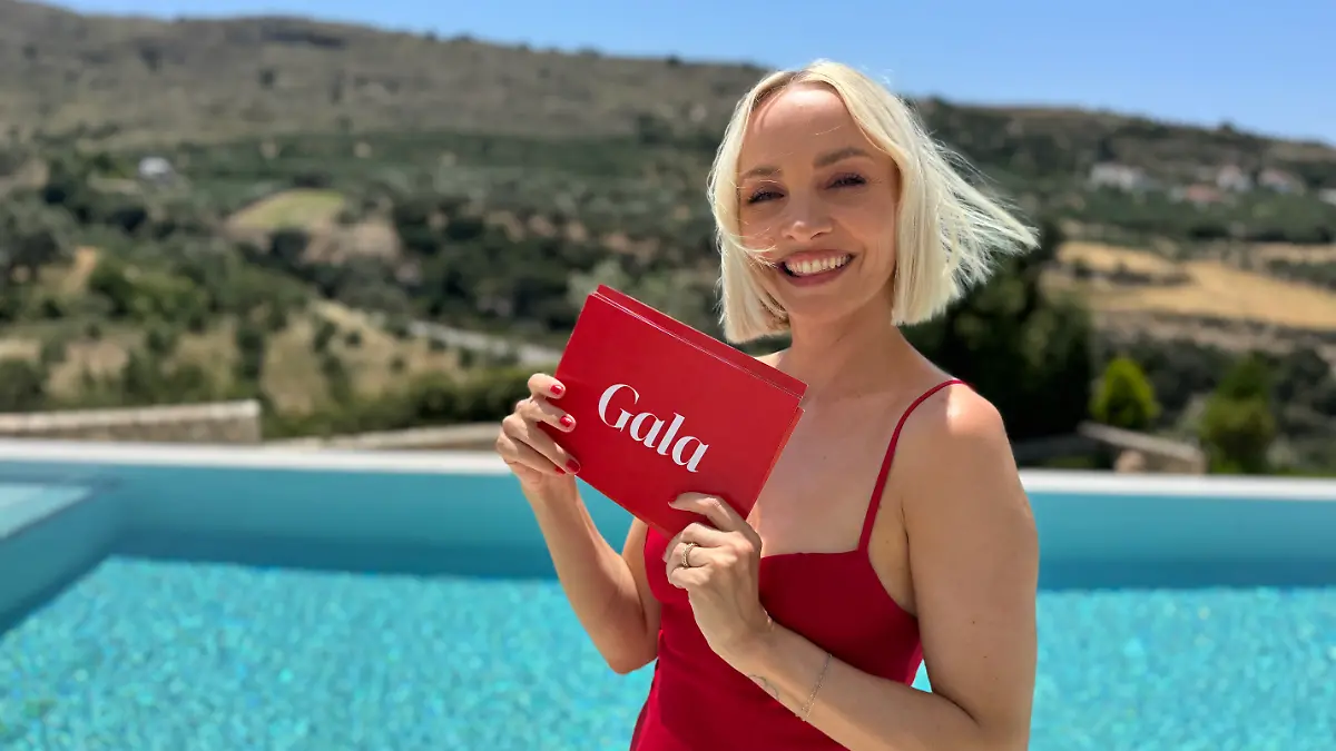 Sie freut sich schon sehr auf Gala bei RTL: Janin Ullmann hält eine Moderationskarte der Sendung in der Hand
