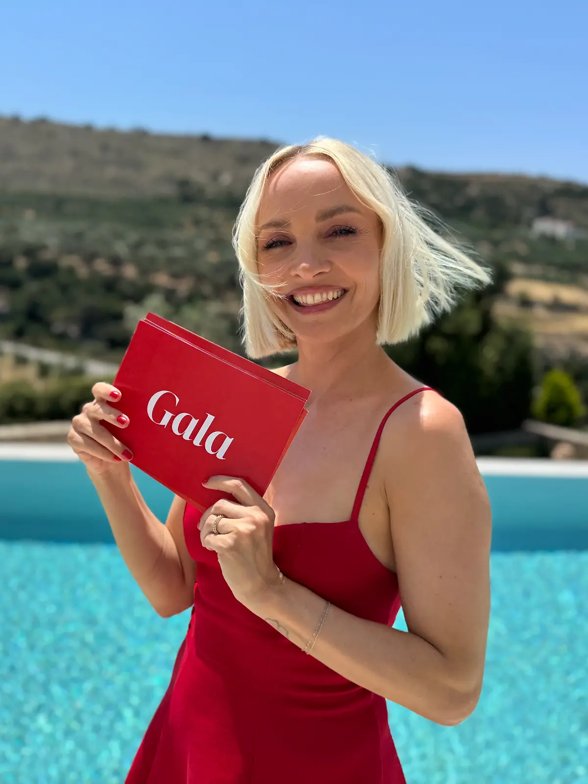Sie freut sich schon sehr auf Gala bei RTL: Janin Ullmann hält eine Moderationskarte der Sendung in der Hand