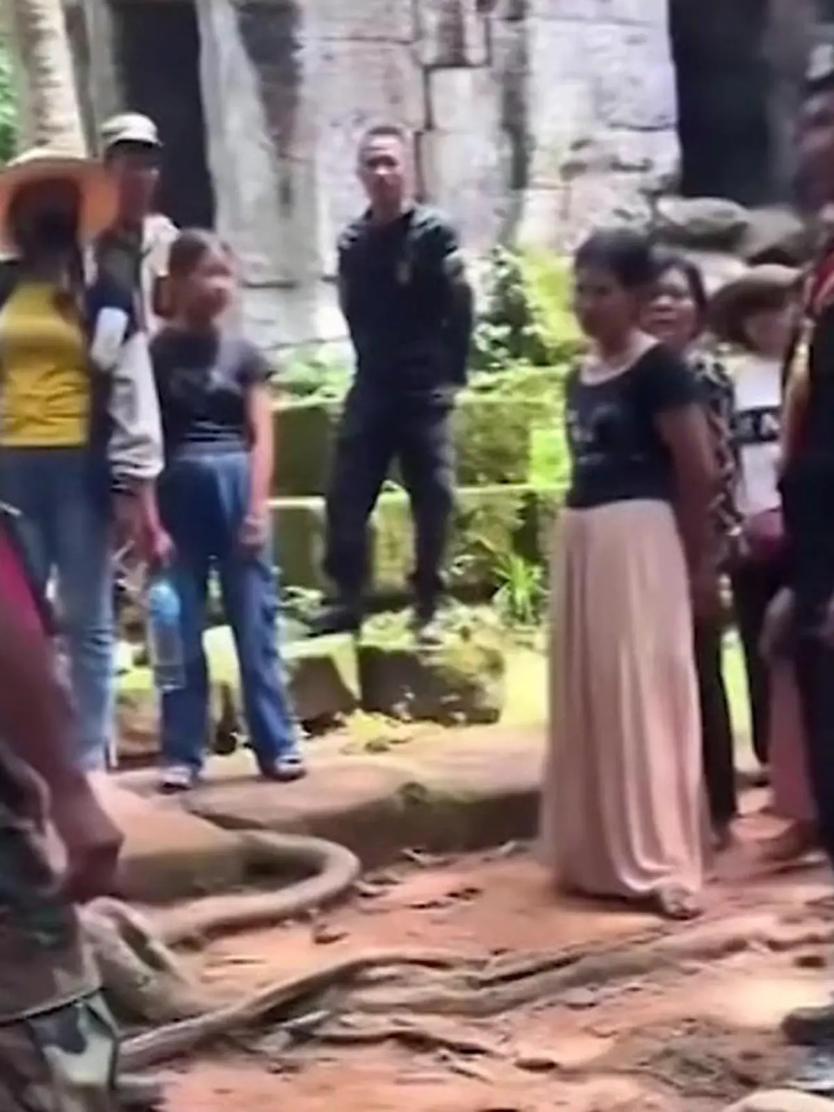 Weil kambodschanische Touristen vor thailändischen Tempel ihre Nationalhymne singen, rückt die Polizei an!
