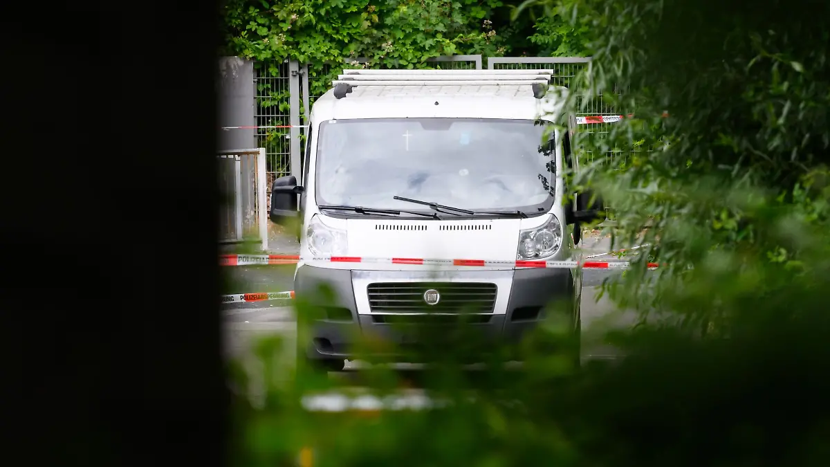 Das Fluchtfahrzeug wurde am Mittag abgeschleppt.