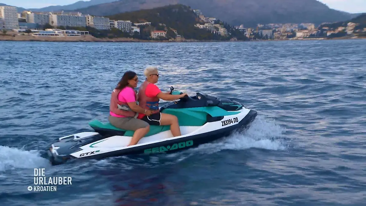 Nicole & Laura cruisen in den Sonnenuntergang Mit dem Jetski