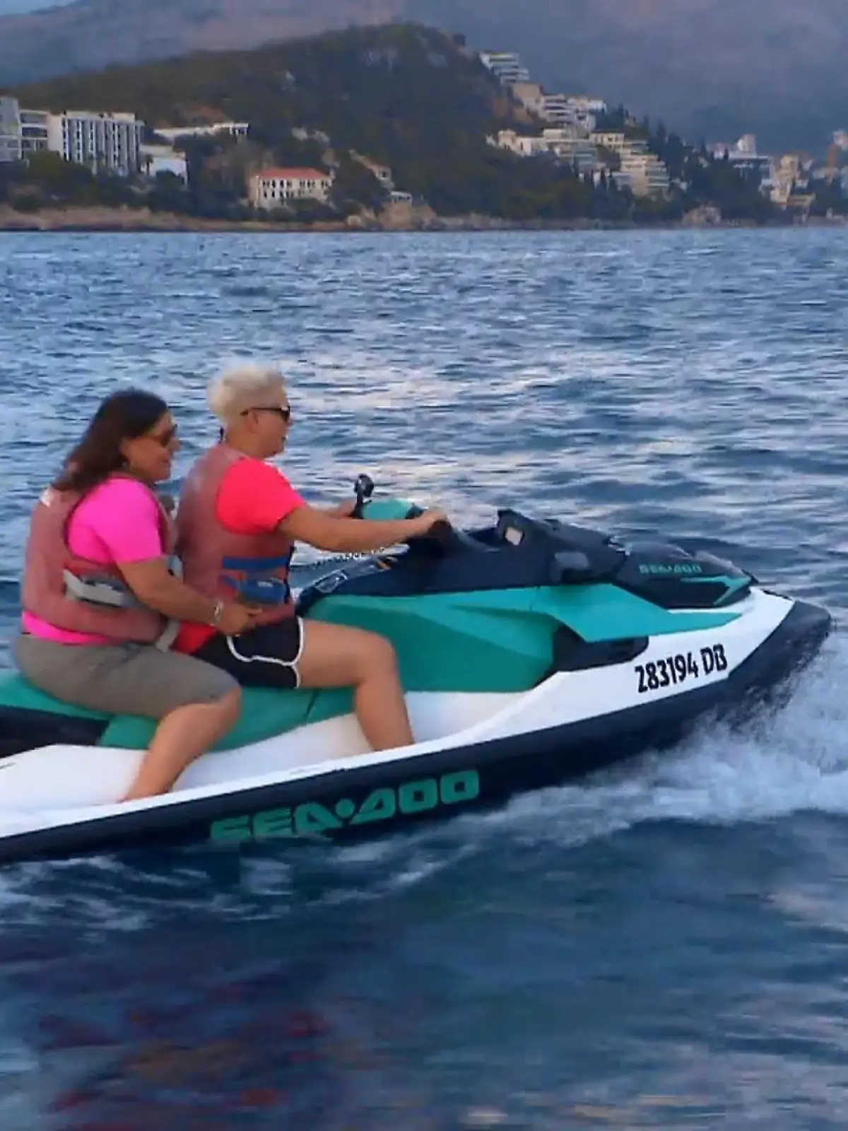 Bild zu: "Nicole & Laura cruisen in den Sonnenuntergang"