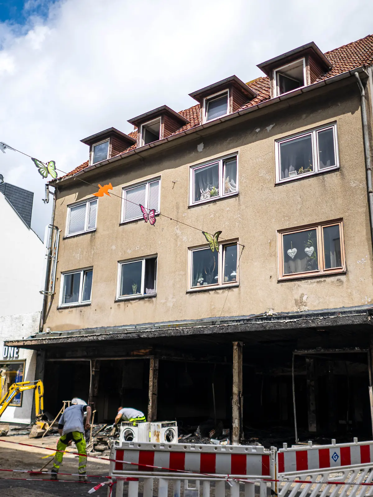  Eine ausgebrannte Geschäftsfläche mit den darüberliegenden Wohnungen in der Innenstadt von Wilhelmshaven. 