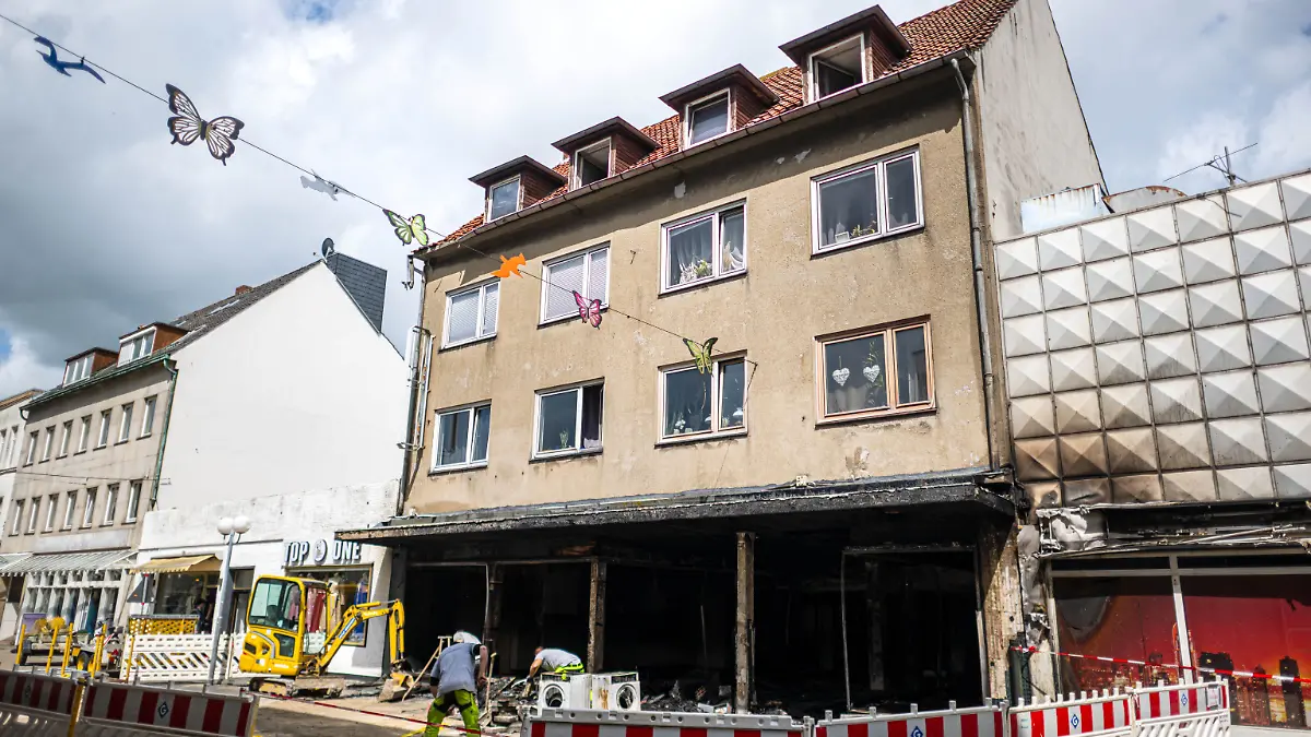 Eine ausgebrannte Geschäftsfläche mit den darüberliegenden Wohnungen in der Innenstadt von Wilhelmshaven.