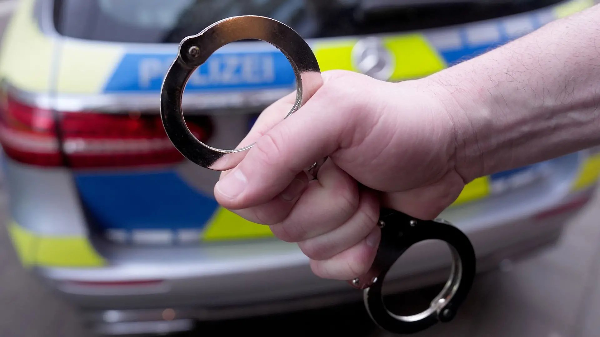 Die Polizei sucht nach Zeuginnen und Zeugen eines Raubüberfalls auf ein Juweliergeschäft in Bramfeld. (Symbolbild)