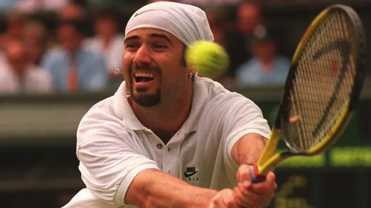 ARCHIV - 20.06.1995, Großbritannien, Wimbledon: Andre Agassi aus den USA in Aktion gegen Eltingh aus den Niederlanden im Viertelfinale von Wimbledon . (zu dpa: «Andre Agassi feiert am 29. April seinen 50. Geburtstag») Foto: picture alliance / dpa +++ dpa-Bildfunk +++