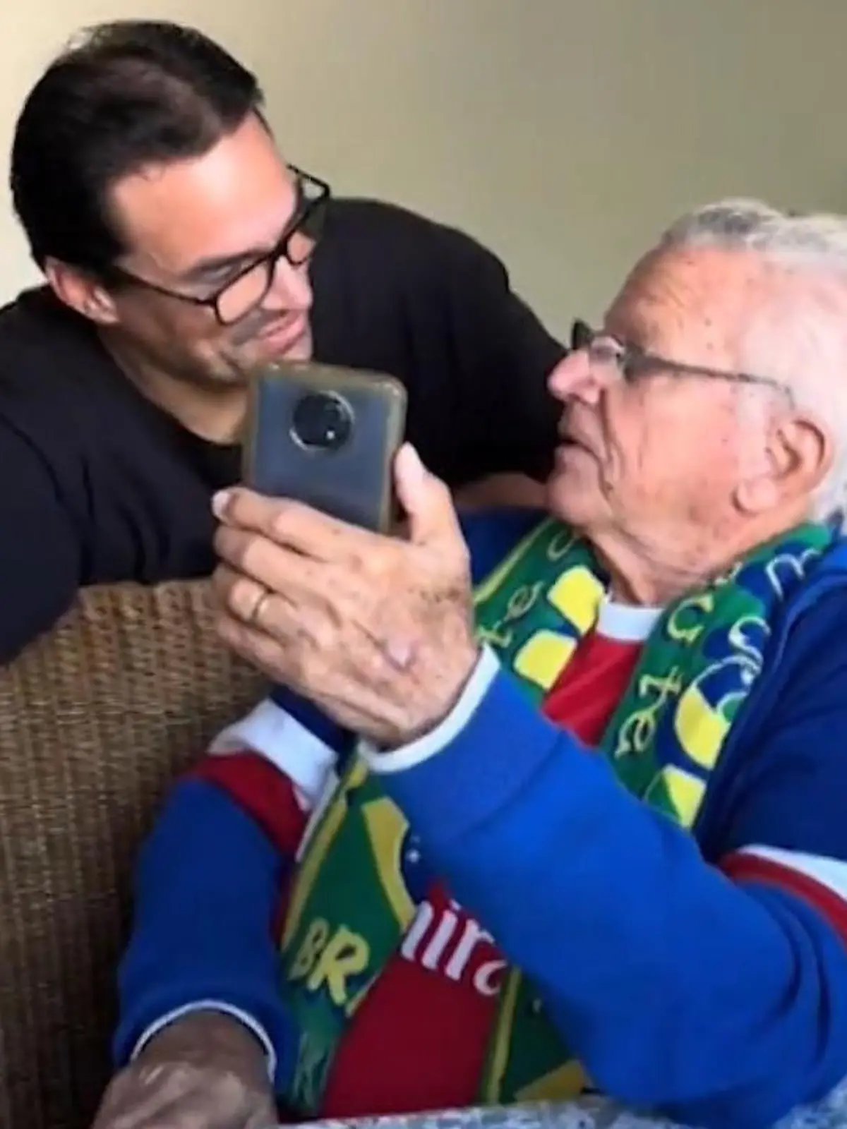 Bild zu: "Vertieft ins Handy! Vater erkennt Sohn nicht – dann fließen Tränen"