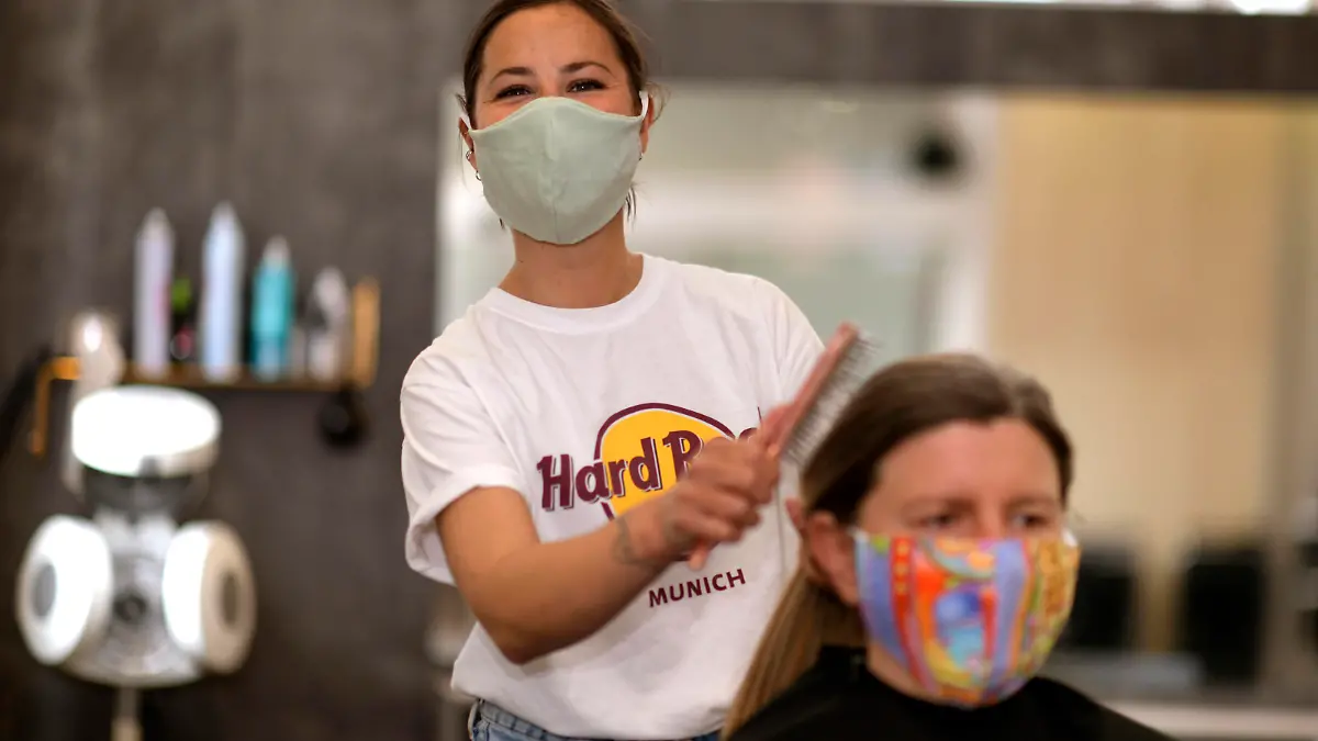  28.04.2020, Vorschau: Weitere Lockerungsmassnahmen in Bayern, wegen der Corona-Virus-Pandemie, ab 4.Mai dürfen Friseurläden wieder ihre Arbeit aufnehmen und Kunden bedienen. Wenn auch mit Maskenpflicht. Hier Friseurin Sabrina König aus Bad Wörishofen mit einer Kundin. Gestellte Szene, Modelreleased 28.04.2020, Friseure und Corona-Virus 28.04.2020, Friseure und Corona-Virus *** 28 04 2020, Preview Further easing measures in Bavaria, due to the Corona Virus Pandemic, from 4 May hairdressing shops will be allowed to resume their work and serve customers, albeit with compulsory masks Here hairdresser Sabrina König from Bad Wörishofen with a customer Presented scene, modelreleased 28 04 2020, hairdressers and Corona Virus 28 04 2020, hairdressers and Corona Virus