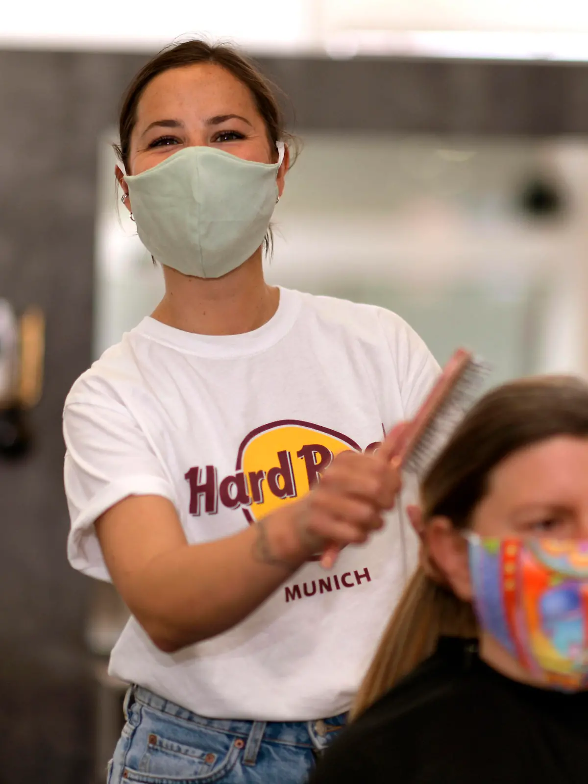  28.04.2020, Vorschau: Weitere Lockerungsmassnahmen in Bayern, wegen der Corona-Virus-Pandemie, ab 4.Mai dürfen Friseurläden wieder ihre Arbeit aufnehmen und Kunden bedienen. Wenn auch mit Maskenpflicht. Hier Friseurin Sabrina König aus Bad Wörishofen mit einer Kundin. Gestellte Szene, Modelreleased 28.04.2020, Friseure und Corona-Virus 28.04.2020, Friseure und Corona-Virus *** 28 04 2020, Preview Further easing measures in Bavaria, due to the Corona Virus Pandemic, from 4 May hairdressing shops will be allowed to resume their work and serve customers, albeit with compulsory masks Here hairdresser Sabrina König from Bad Wörishofen with a customer Presented scene, modelreleased 28 04 2020, hairdressers and Corona Virus 28 04 2020, hairdressers and Corona Virus