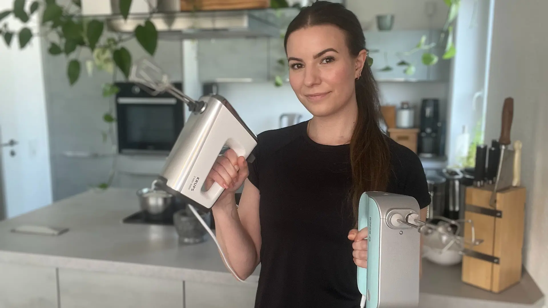 Reporterin Isabelle Kurz mit Rührgeräten 