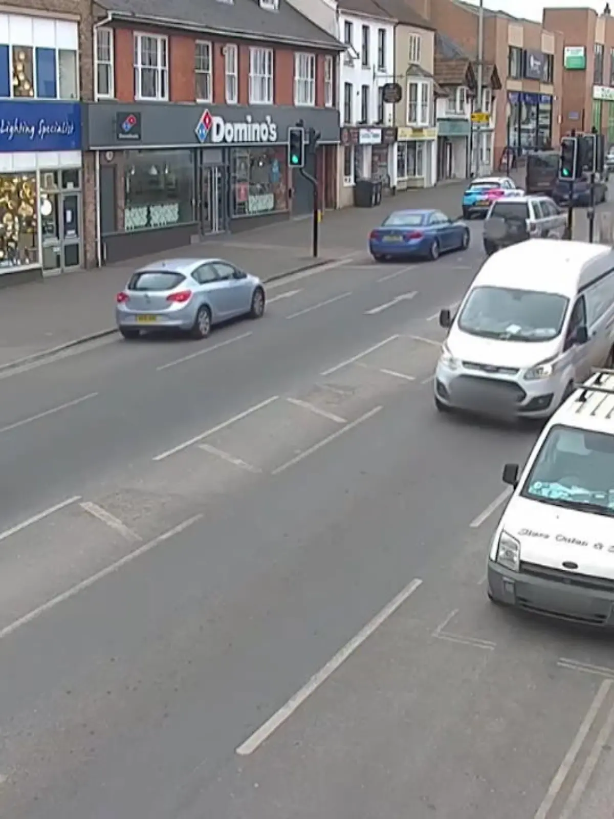 Damit hatte ein Autofahrer im britischen Taunton wohl nicht gerechnet! Als der Mann telefonierend durch die Innenstadt fährt, wird er plötzlich von zwei Polizisten verfolgt – per Pferd!