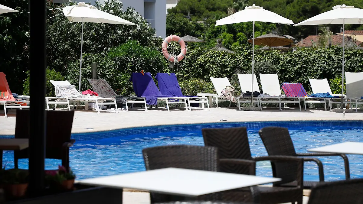 So nicht: Viele Hotels haben inzwischen Regeln eingeführt, die das Reservieren von Liegen mit Handtüchern verbieten.