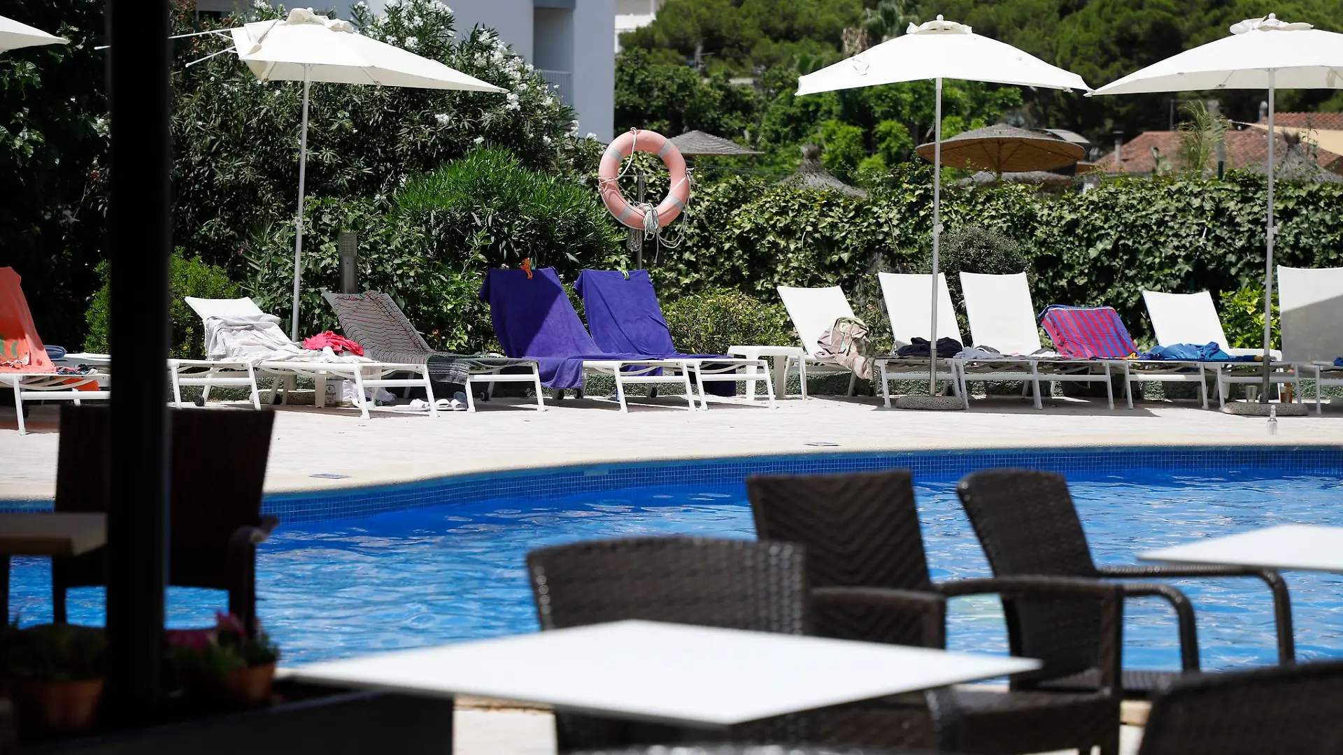 So nicht: Viele Hotels haben inzwischen Regeln eingeführt, die das Reservieren von Liegen mit Handtüchern verbieten.