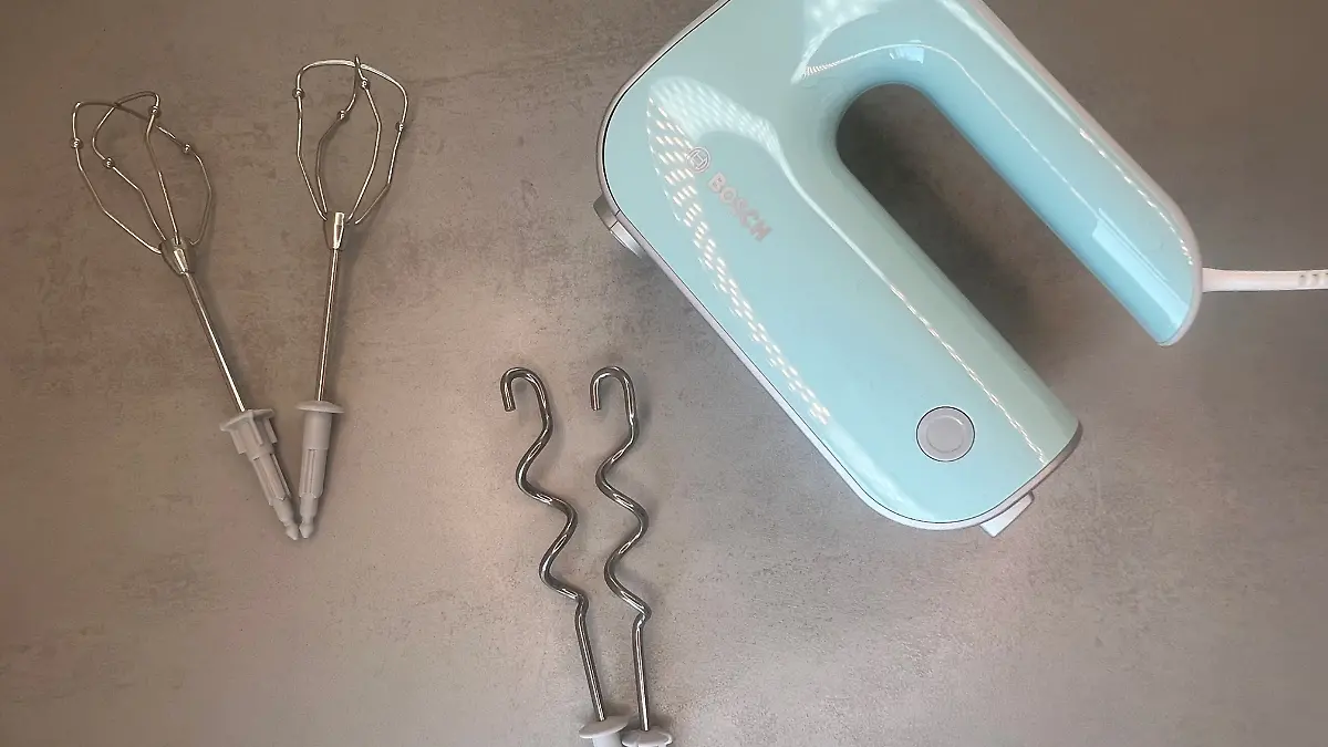 Der Bosch Handrührer Styline ist türkis mit silbernen Akzenten.