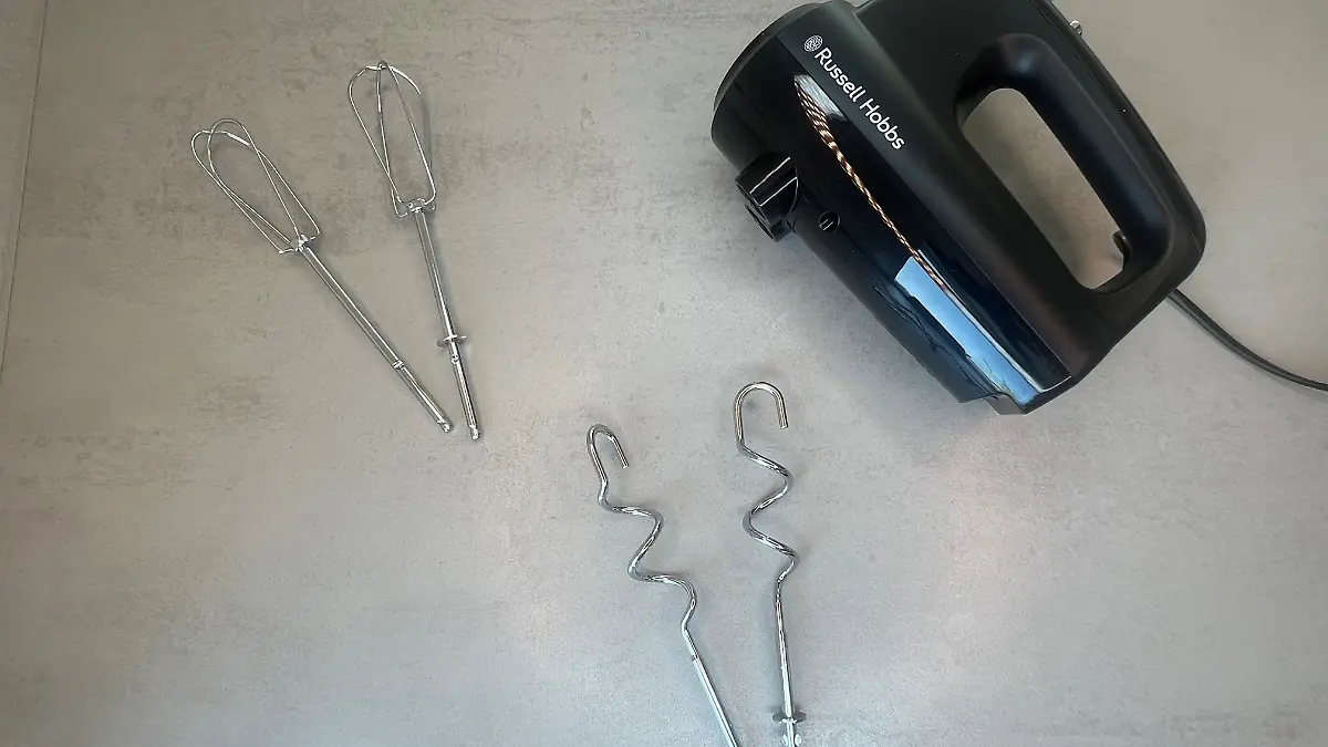 Der Russell Hobbs Handmixer kommt wie alle anderen mit Rührbesen und Knethaken.