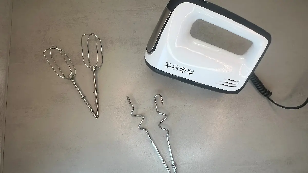 Der SEVERIN Handmixer hat am Anfang ein kurzes Spiralkabel.