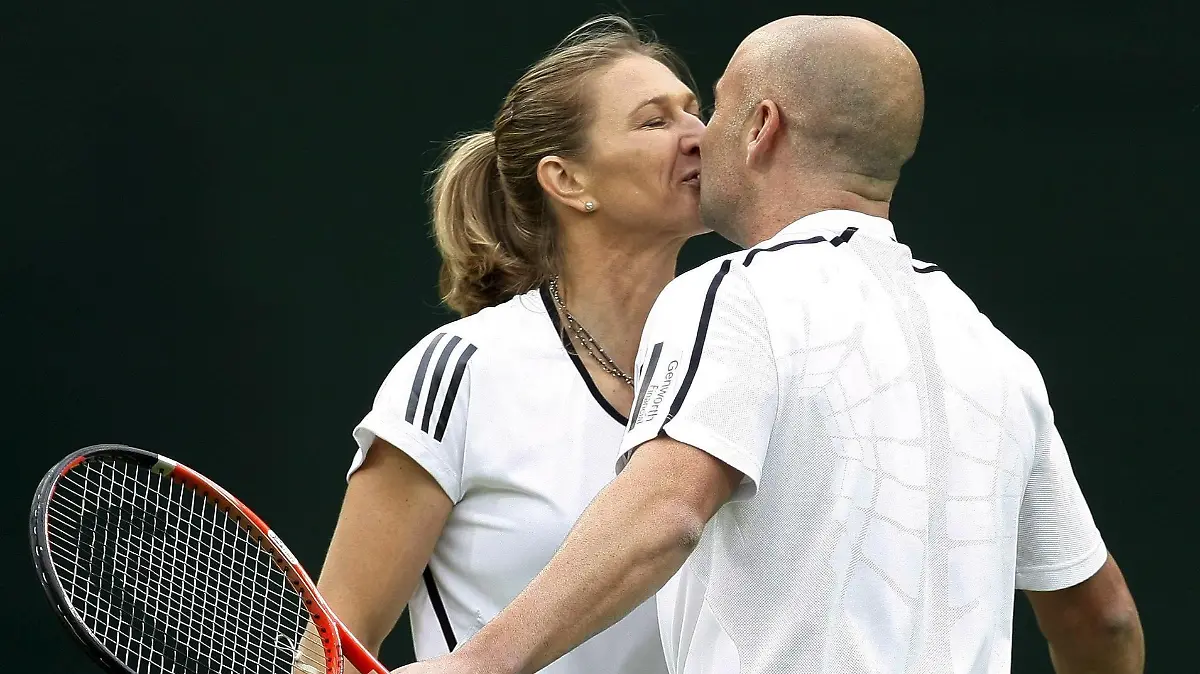 ARCHIV - 17.05.2009, Großbritannien, London: Die ehemalige deutsche Tennisspielerin Steffi Graf und ihr Mann Andre Agassi küssen sich nach einem Showturnier in Wimbledon. (zu dpa: ««Man hat sie nicht umsonst die Gräfin genannt» - Steffi Graf wird 50») Foto: epa Felipe Trueba/EPA/dpa +++ dpa-Bildfunk +++