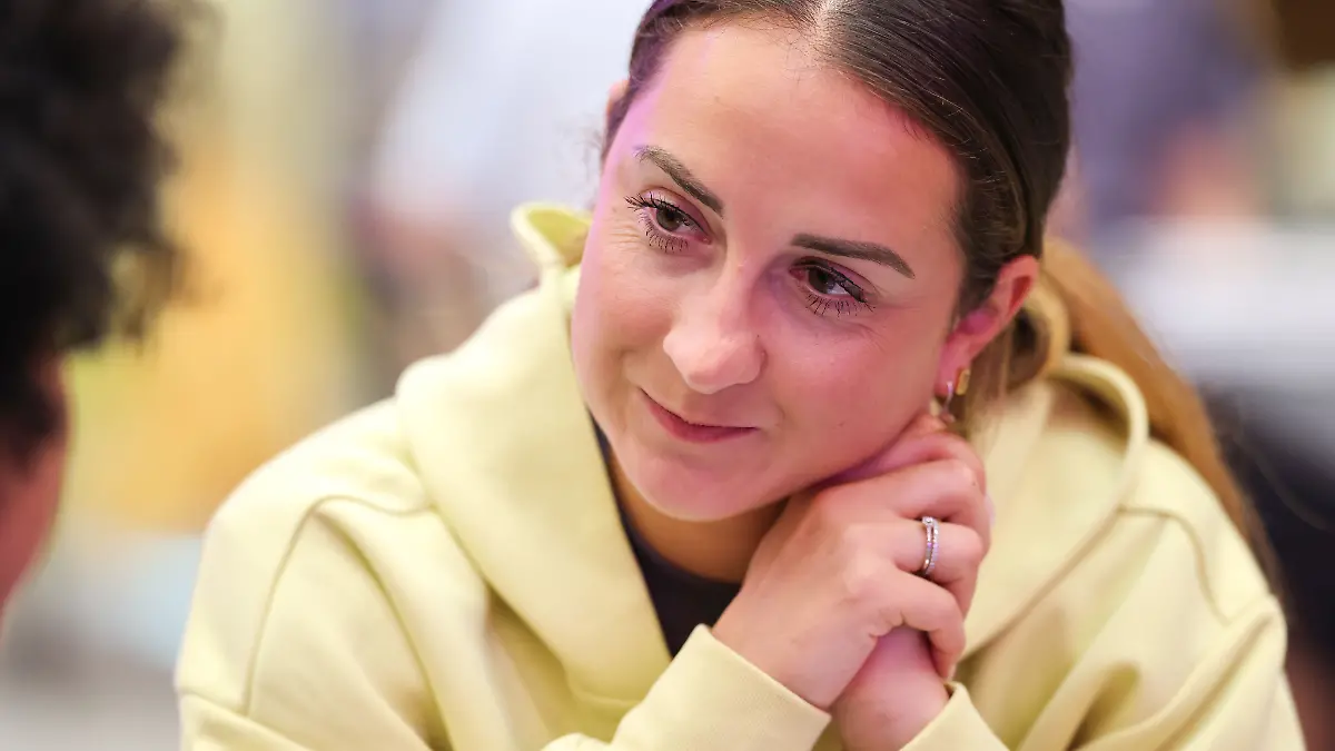 An der rechten Hand von Sara Däbritz funkelt ein neuer Ring.