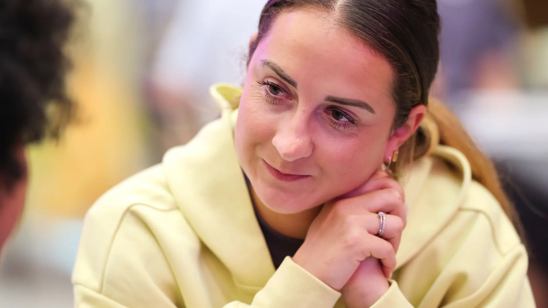 An der rechten Hand von Sara Däbritz funkelt ein neuer Ring.