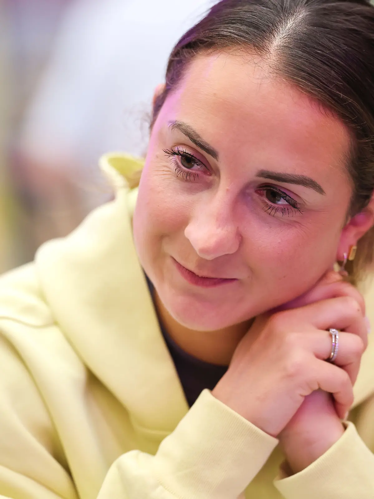 An der rechten Hand von Sara Däbritz funkelt ein neuer Ring.