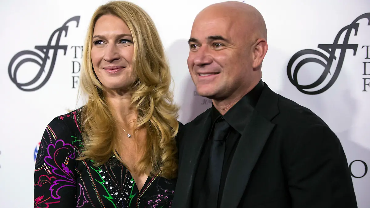 ARCHIV - 21.10.2017, Kanada, Vancouver: Die ehemalige deutsche Tennisspielerin Steffi Graf und ihr US-amerikanischer Ehemann Andre Agassi kommen zur David Foster Foundation 30th Anniversary Miracle Gala and Concert. (zu dpa: «Andre Agassi feiert am 29. April seinen 50. Geburtstag») Foto: Darryl Dyck/The Canadian Press/AP/dpa +++ dpa-Bildfunk +++